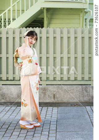 穿著日式服裝散步 穿著日式服裝散步 73626107