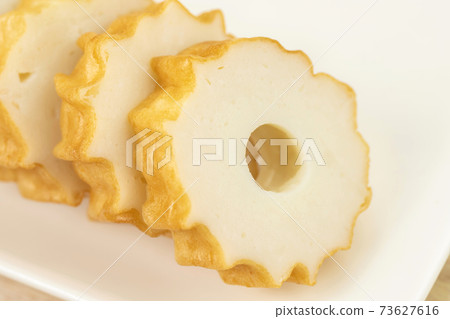 Cut open-burned kamaboko 73627616