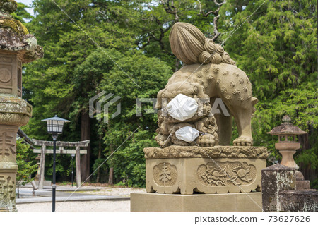 Parents and children of guardian dogs masked with the new corona Parents and children of guardian dogs masked with the new corona 73627626