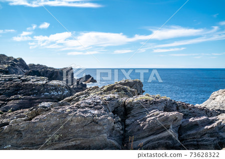The coastline at Dawros in County Donegal - Ireland 73628322