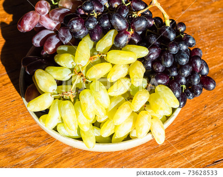 bunches of crimean white ladyfinger and red grapes bunches of crimean white ladyfinger and red grapes 73628533