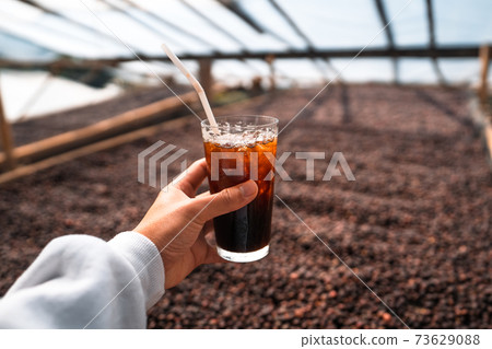 Iced coffee in a cup,Pouring coffee into the cup Iced coffee in a cup,Pouring coffee into the cup 73629088