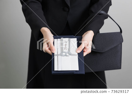 一名年輕女子的手交香[葬禮] 73629317