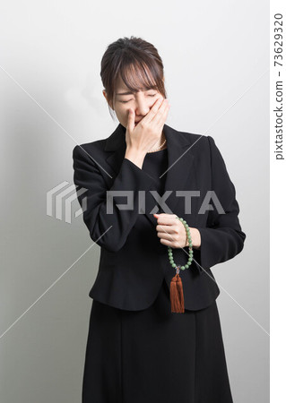 一位失去愛人後表情悲傷的年輕女子[葬禮] 73629320