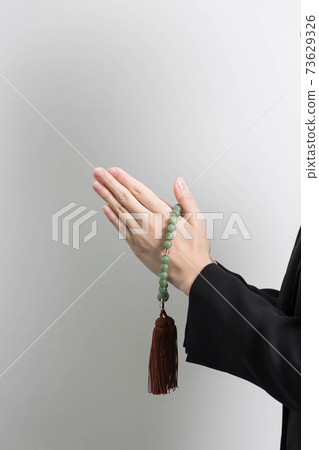 參加葬禮的年輕女子的手[葬禮] 73629326