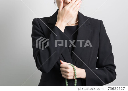 一位失去愛人後表情悲傷的年輕女子[葬禮] 73629327