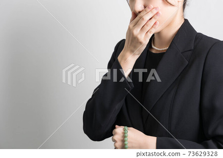 一位失去愛人後表情悲傷的年輕女子[葬禮] 73629328