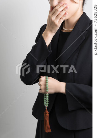 一位失去愛人後表情悲傷的年輕女子[葬禮] 73629329