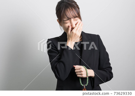 一位失去愛人後表情悲傷的年輕女子[葬禮] 73629330