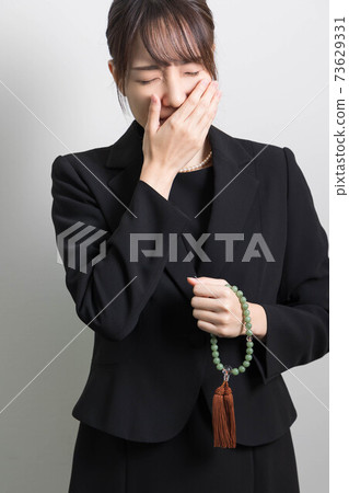 一位失去愛人後表情悲傷的年輕女子[葬禮] 73629331