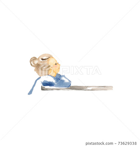 女孩坐在桌前，戴著臉頰棒 73629338