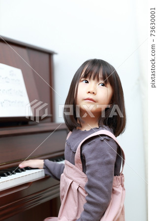 5歲女孩彈立式鋼琴 73630001
