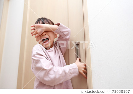 A girl who gets injured by pinching her hand when opening and closing the door 73630107