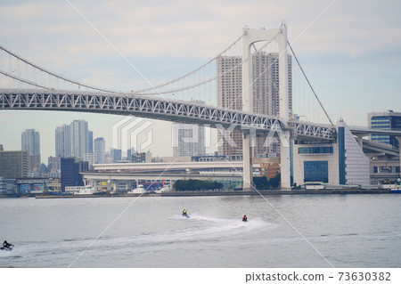 彩虹橋和摩托艇 73630382