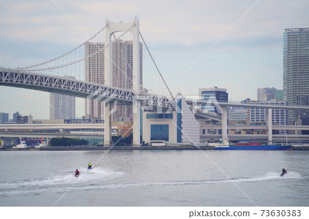 彩虹橋和摩托艇 73630383