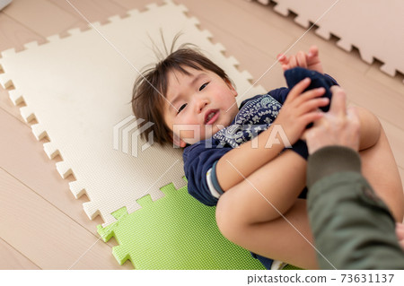 Changing diapers for boys 73631137