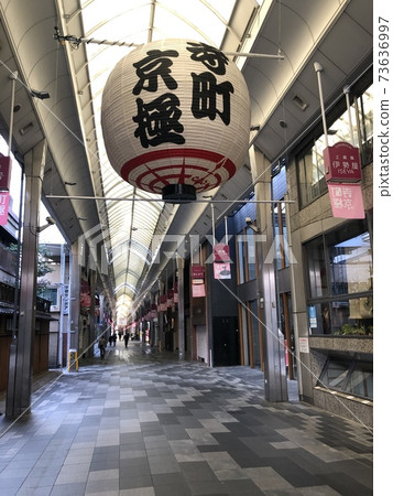 寺町京極購物街的早晨風景 73636997