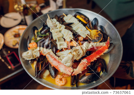 Hand of chef cleaning and preparing fresh raw Giant Mud Crab, serrated mud crabs Scylla serrata ready for the Cook. 73637061