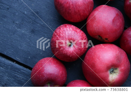 Red fresh and juicy apples on a vintage table. Red fresh and juicy apples on a vintage table. 73638801