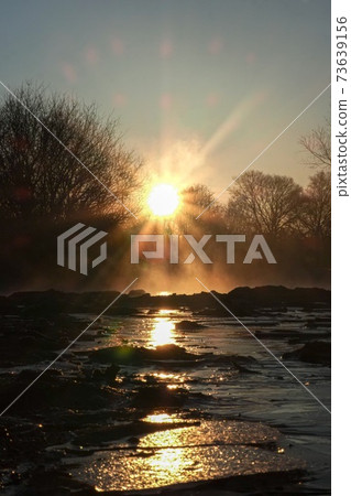 凍河和朝日 73639156