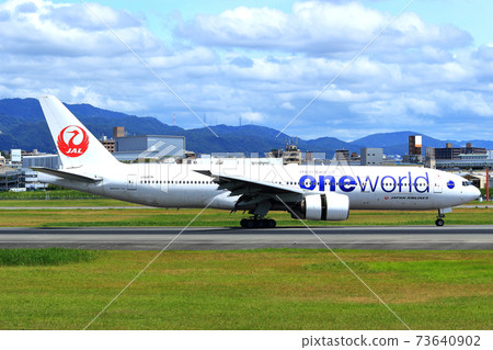 Osaka International Airport Airplane JAL Reverse Run Landing Osaka International Airport Airplane JAL Reverse Run Landing 73640902