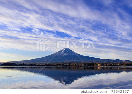 Mt. Fuji (Lake Kawaguchiko) with a clear winter sky and snow Mt. Fuji (Lake Kawaguchiko) with a clear winter sky and snow 73642167