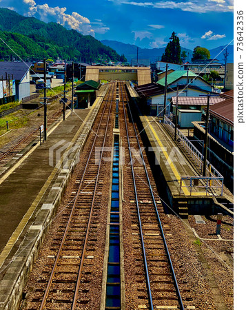 飛ida古河站沒有鐵路，天氣晴朗垂直 73642336