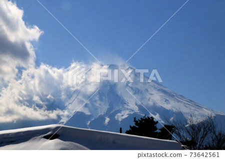 Oshino Hakkai Mt. Fuji snow scene Oshino Hakkai Mt. Fuji snow scene 73642561
