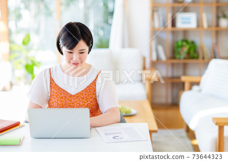 遠程辦公的年輕女子 遠程辦公的年輕女子 73644323