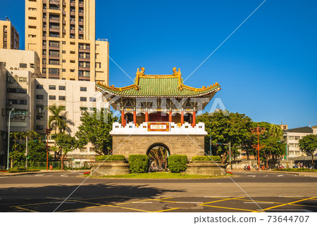 Secondary southern gate, aka ChongXi gate, of old Taipei city. Translation 73644707