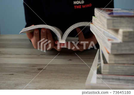 A person who reads manga books. Hobbies, stay home, children, breaks, lifestyle, etc. 73645180