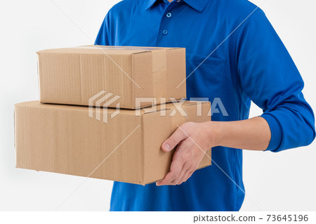 快遞員的手有行李的白色背景 73645196