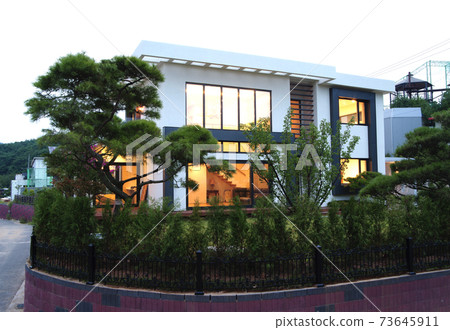 漂亮的房子,外觀,風景,空間,建築。 漂亮的房子,外觀,風景,空間,建築。 73645911