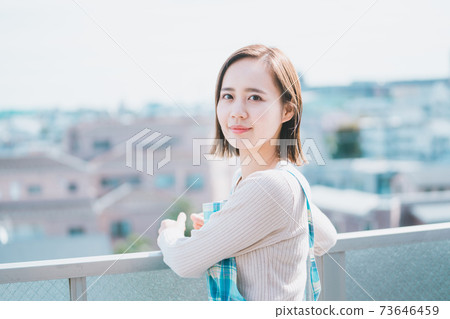在陽台上的家庭主婦 73646459