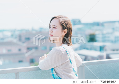 在陽台上的家庭主婦 73646462