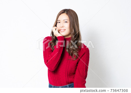 一名年輕女子站在白牆前擺姿勢 一名年輕女子站在白牆前擺姿勢 73647308