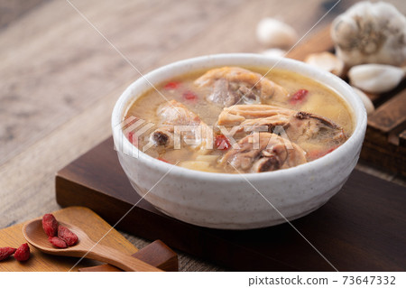 Garlic chicken soup garlic chicken soup Taiwan food garlic chicken soup ニンニクチキンスープ 73647332