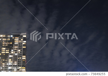 夜間塔樓和肋骨形的地震云 73649255