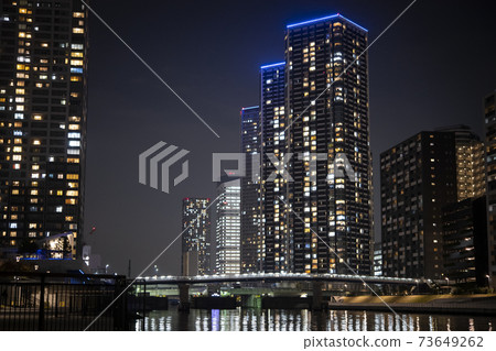 夜間塔式公寓 73649262