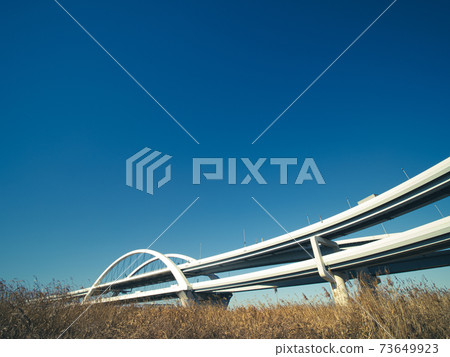 公路與藍藍的天空和冬季的橋樑 73649923