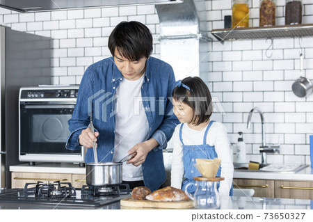 在廚房做飯的父母 73650327