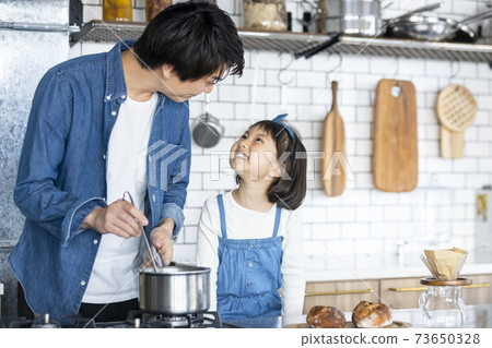 在廚房做飯的父母 73650328