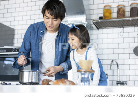 在廚房做飯的父母 73650329