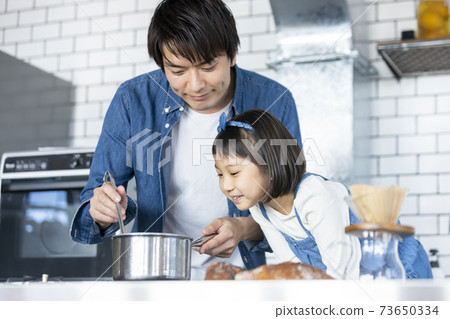 Parents who cook in the kitchen Parents who cook in the kitchen 73650334
