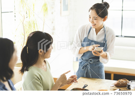 咖啡館青年店職員 73650970