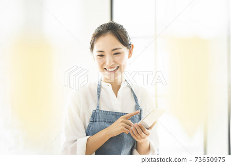 咖啡館青年店職員 73650975