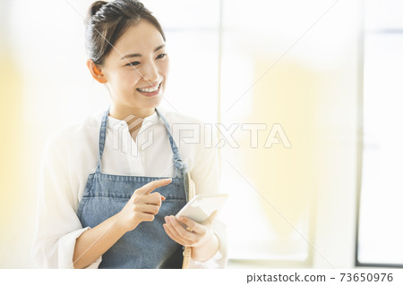 咖啡館青年店職員 73650976