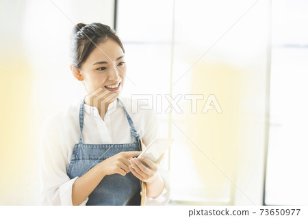 咖啡館青年店職員 73650977
