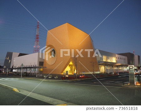 日清市立圖書館在晚上 73651818