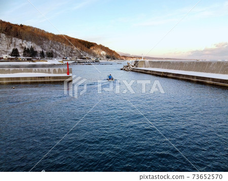 冬季從北海道函館市大船希釣魚港釣魚的漁船鳥瞰圖 冬季從北海道函館市大船希釣魚港釣魚的漁船鳥瞰圖 73652570